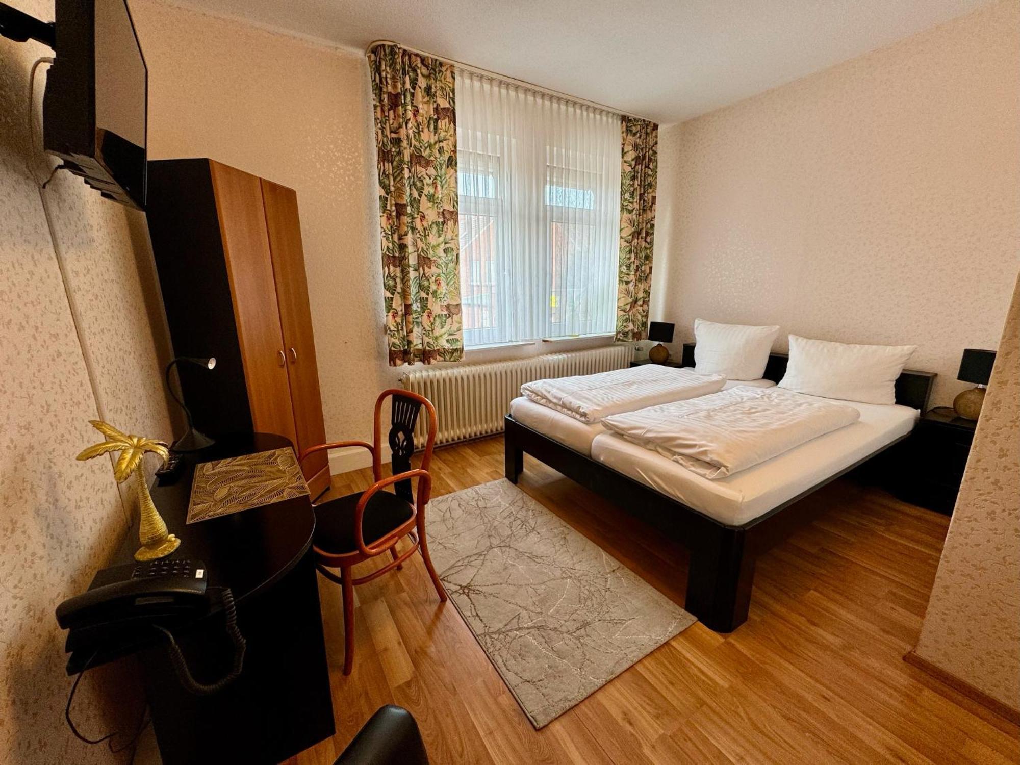 Hotel Sophien-Cafe Leer Bagian luar foto